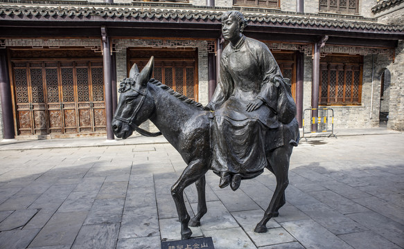 雕塑骑毛驴的小媳妇