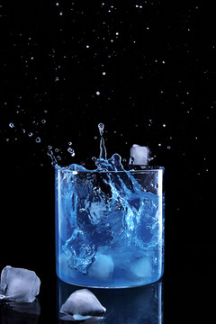 有冰块的蓝色饮料水花飞溅