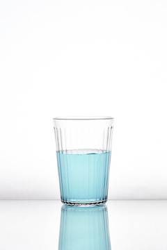 盛有蓝色饮料的玻璃杯