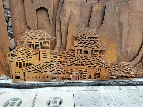生锈铁板雕刻镂空房子