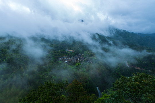 山村迷雾