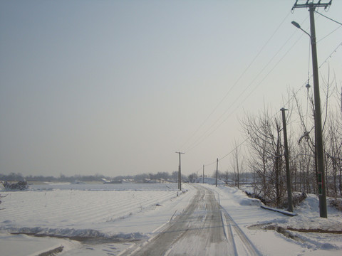 雪后村庄公路