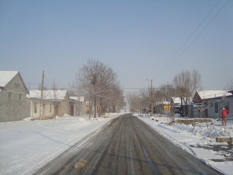 下雪后的村庄公路