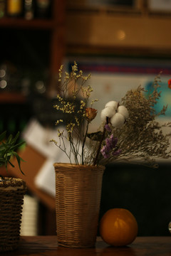 桌上的一束装饰干花