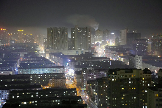 半夜雾霾中的城市