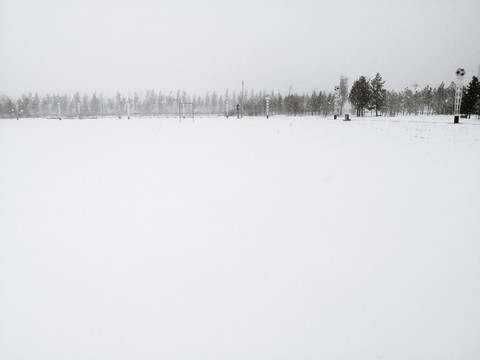 广场雪景