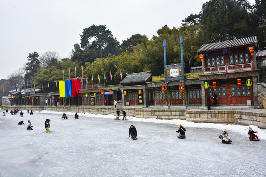 湖面滑冰