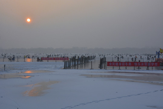 夕阳下的冰上乐园