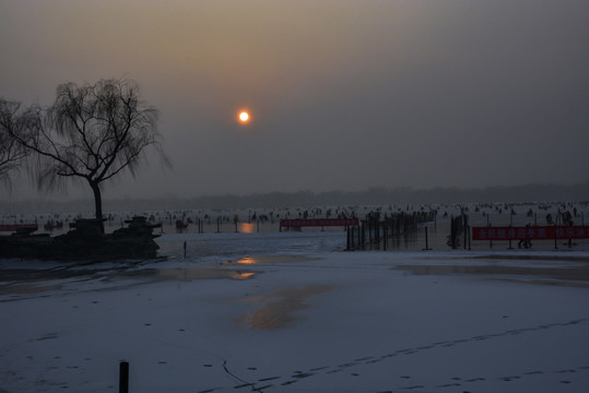 夕阳下的冰上乐园