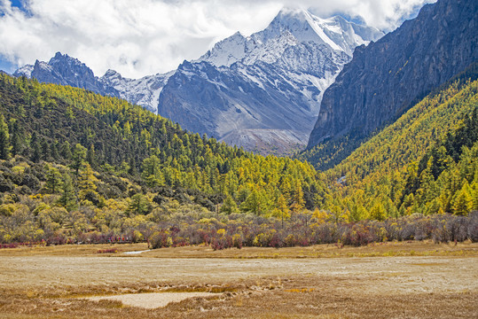 稻城亚丁央迈勇雪山风景