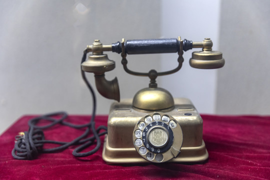 法国生产铜质拨号式电话机