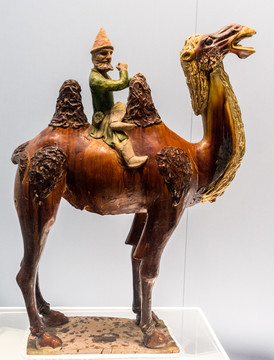 彩色釉陶骆驼载乐伎俑