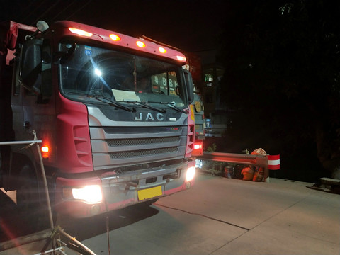 晚上大货车