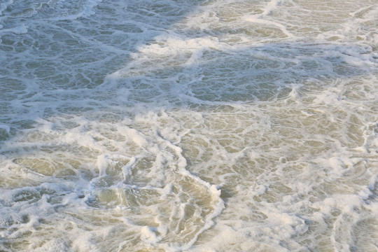 浪花翻滚