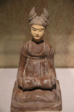 唐代陶俑伎乐俑击鼓