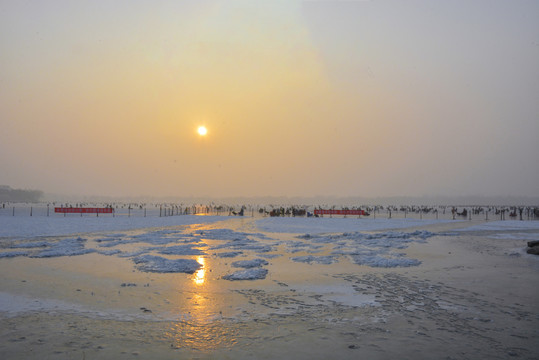 夕阳下的冰河