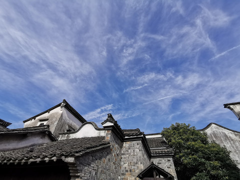 蓝天下的古建筑群百年老屋
