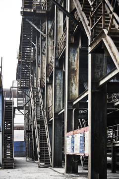 钢厂里的钢铁构架与楼梯