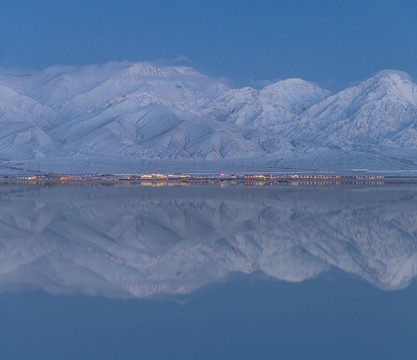 雪山盐湖风光