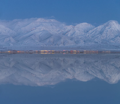 雪山盐湖风光