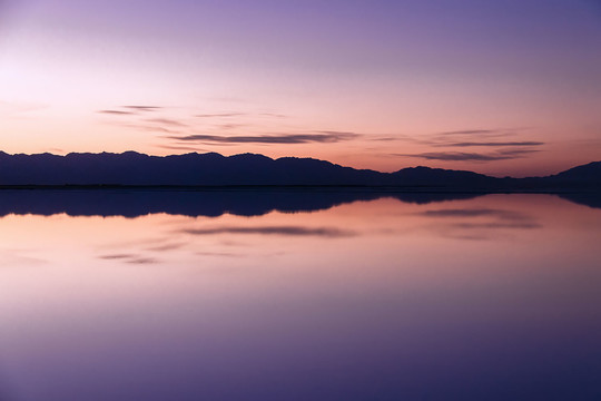 夕阳映照翡翠湖