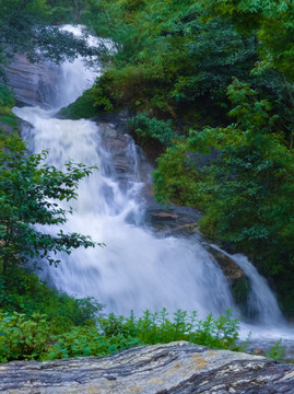 清泉飞瀑