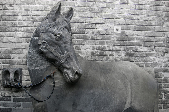 墙壁上的骏马雕塑