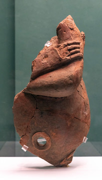 红山文化晚期陶塑人像残件