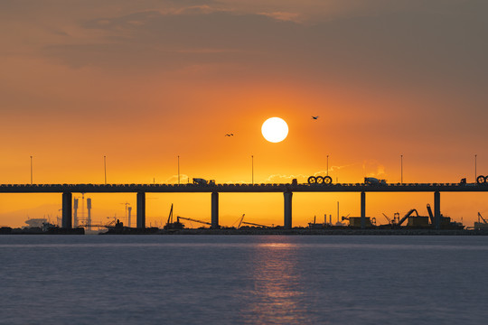 黄昏夕阳下的无人跨海大桥