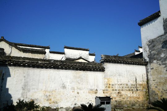 黄山宏村蓝天下的徽派建筑马头墙