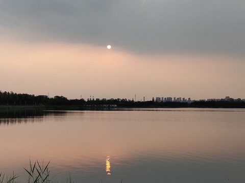 平静的湖面夕阳湖面水墨山水