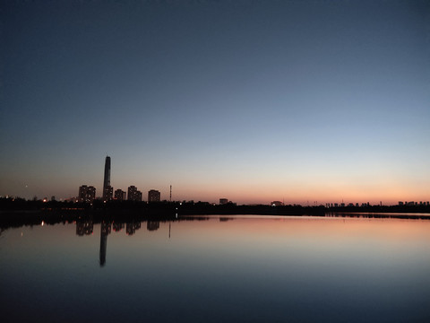 平静的湖面夕阳湖面水墨山水