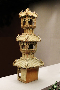 东汉人形柱三层绿釉陶水榭