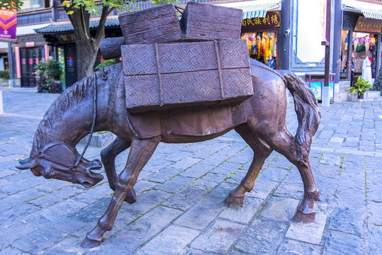 昆明故城马雕塑