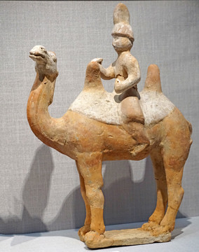 彩绘红陶骑骆驼俑