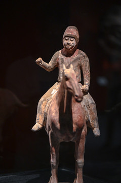 唐代陶彩绘骑马俑