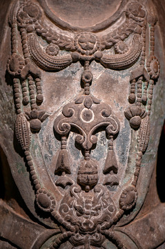 古代菩萨石雕像服饰特写