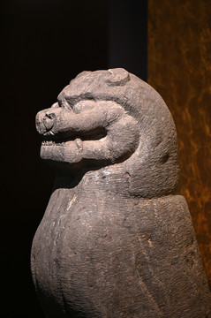 古代石雕狮子侧面像特写
