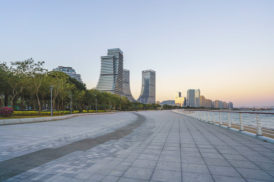 厦门海沧航运中心与海边广场景观