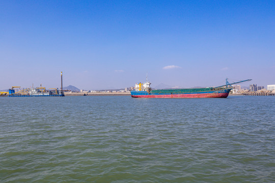 海上的货运邮轮和厦门海岸线景观
