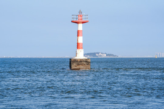 海洋海面上的灯塔