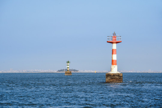 海洋海面上的灯塔