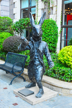 兔子先生雕塑