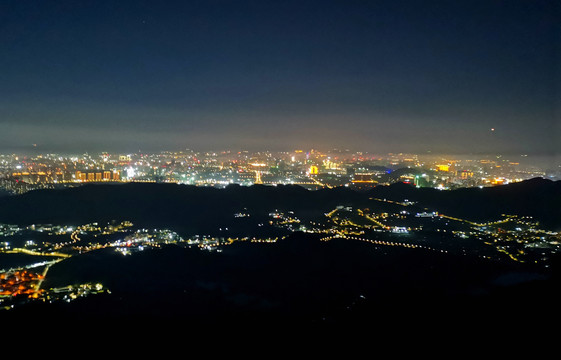 山顶俯视城市夜景