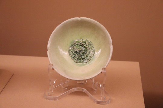 白釉绿彩贴塑龙纹花口碗