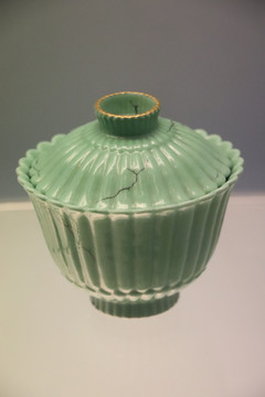 景德镇绿釉菊瓣形玉盖碗