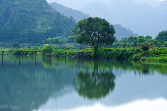 山水倒影