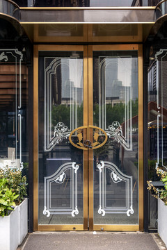 欧式花纹装饰的店铺玻璃门