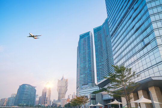 澳门现代建筑和飞机和城市景观