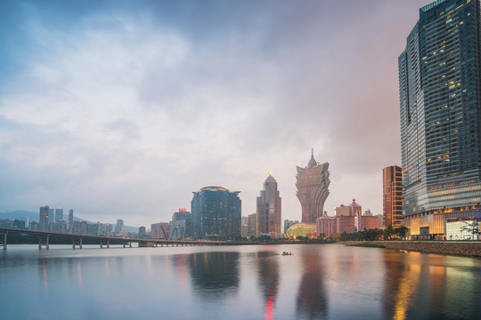 澳门城市建筑天际线和滨海夜景